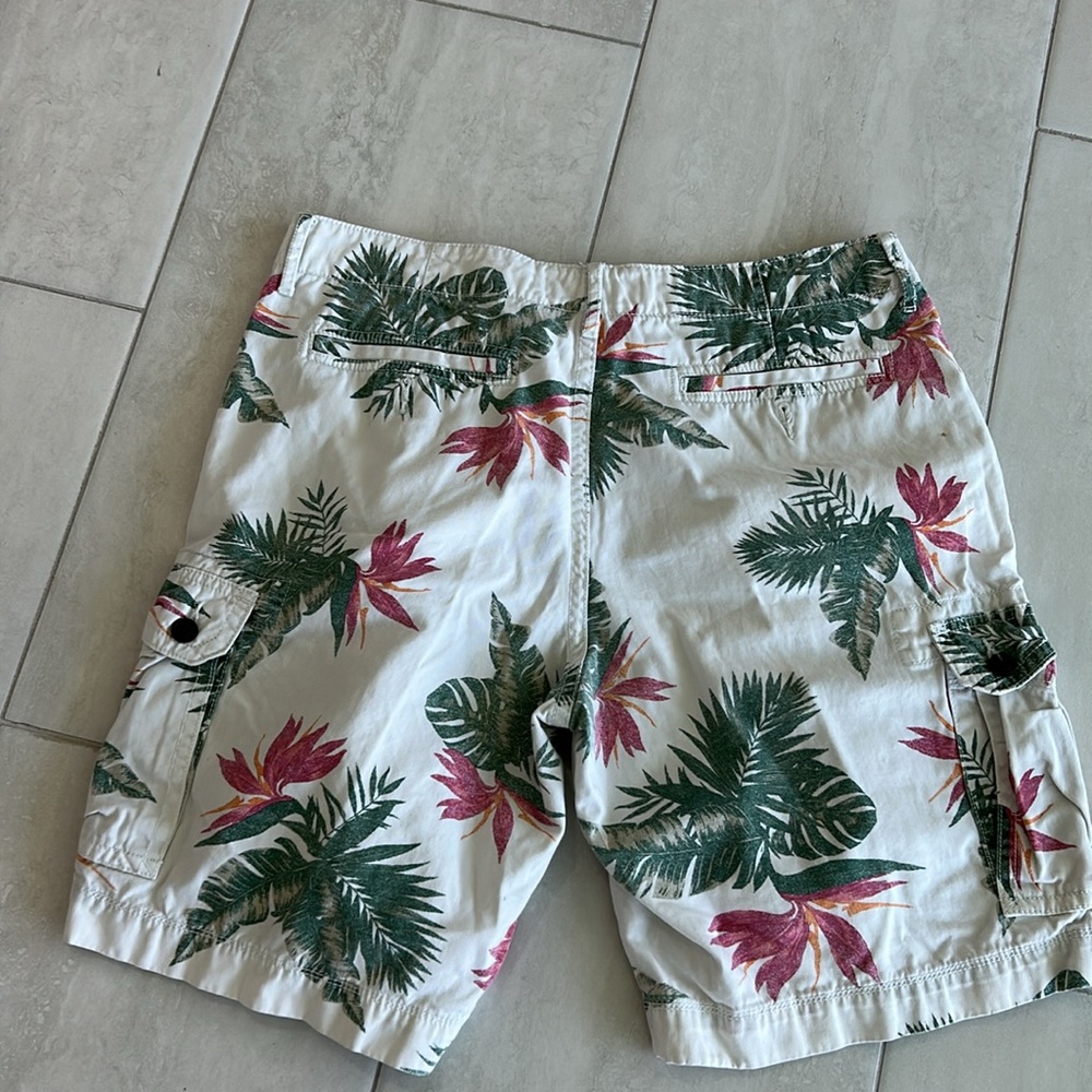Arizona Jeans Co Tropical Print Cargo Shorts Size 36 - Picture 2 of 7